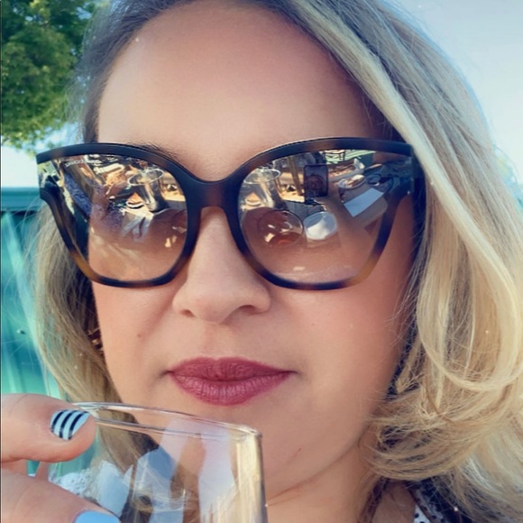 Meet your Posher, Jennifer - Picture 2 of 2